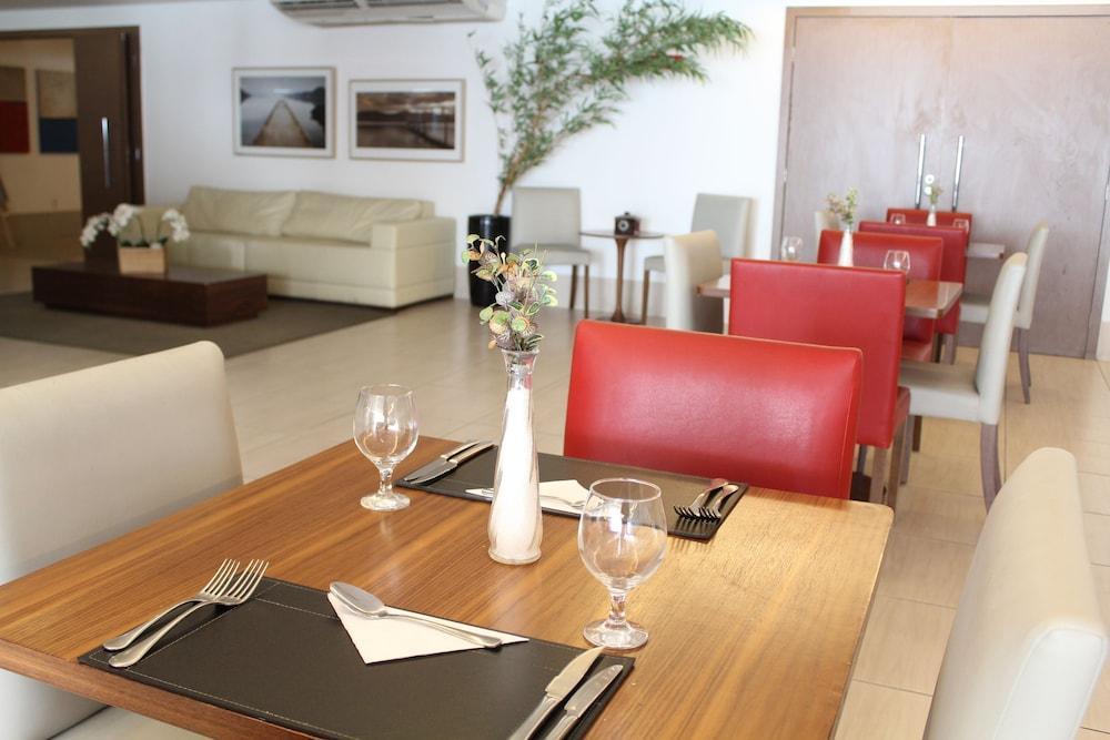 קמפוס Ramada Hotel & Suites Campos Pelinca מראה חיצוני תמונה