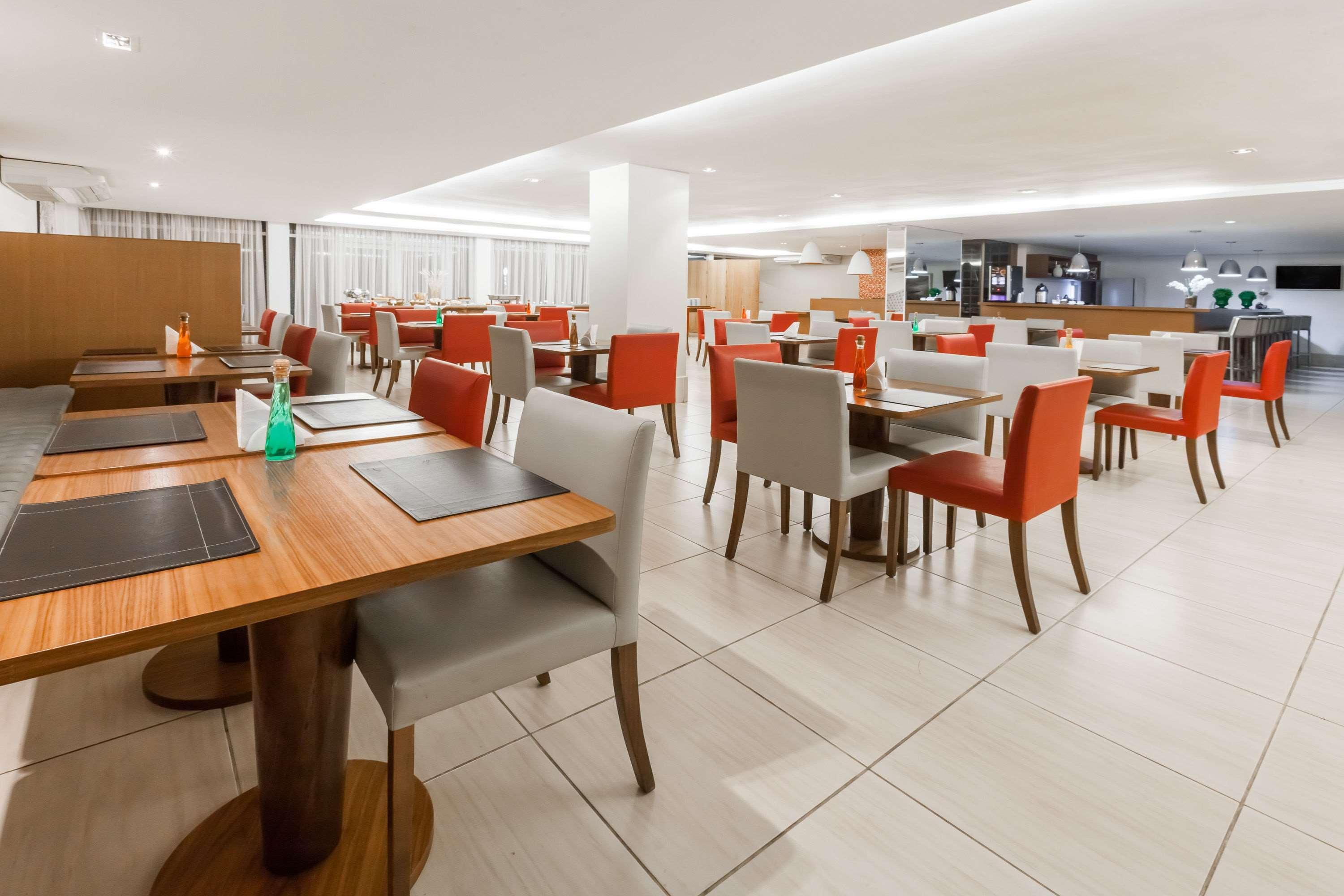 קמפוס Ramada Hotel & Suites Campos Pelinca מראה חיצוני תמונה