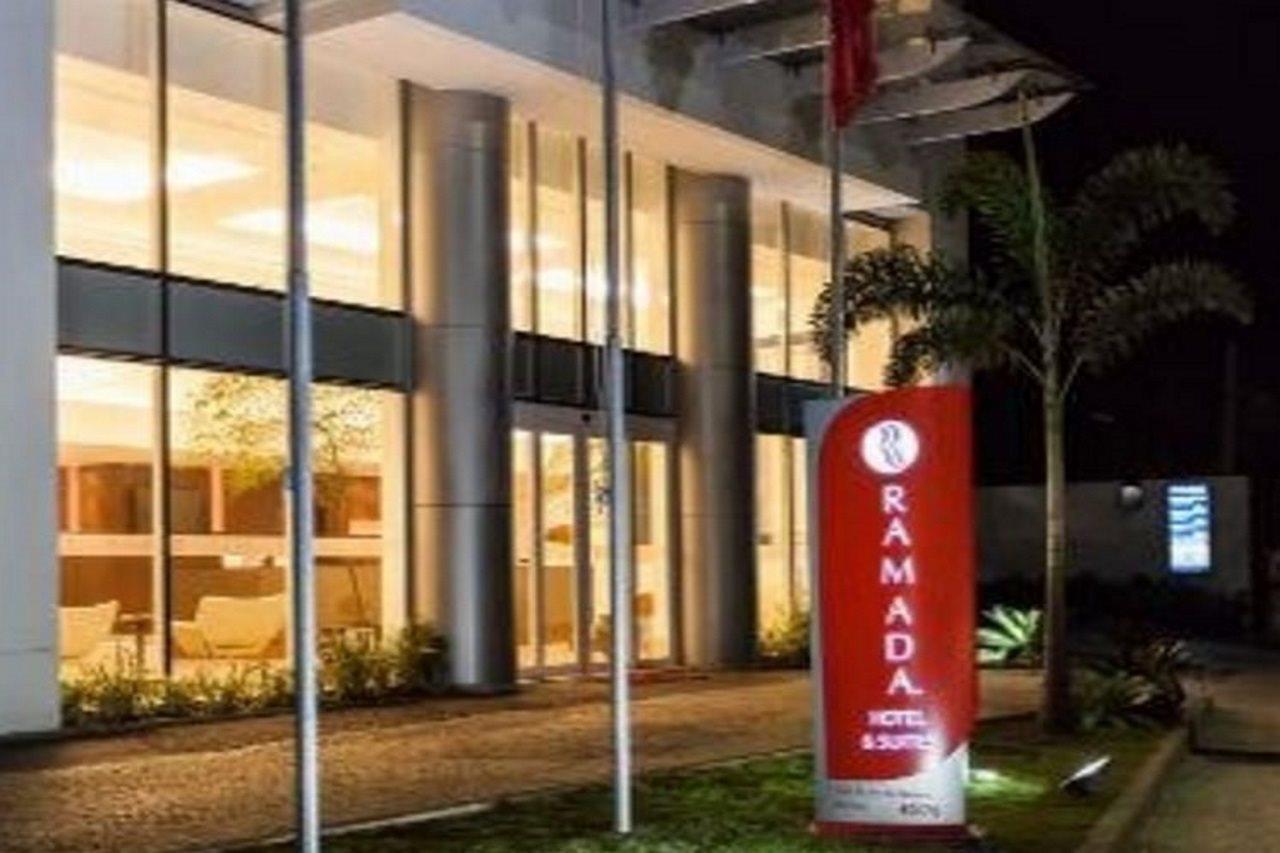 קמפוס Ramada Hotel & Suites Campos Pelinca מראה חיצוני תמונה