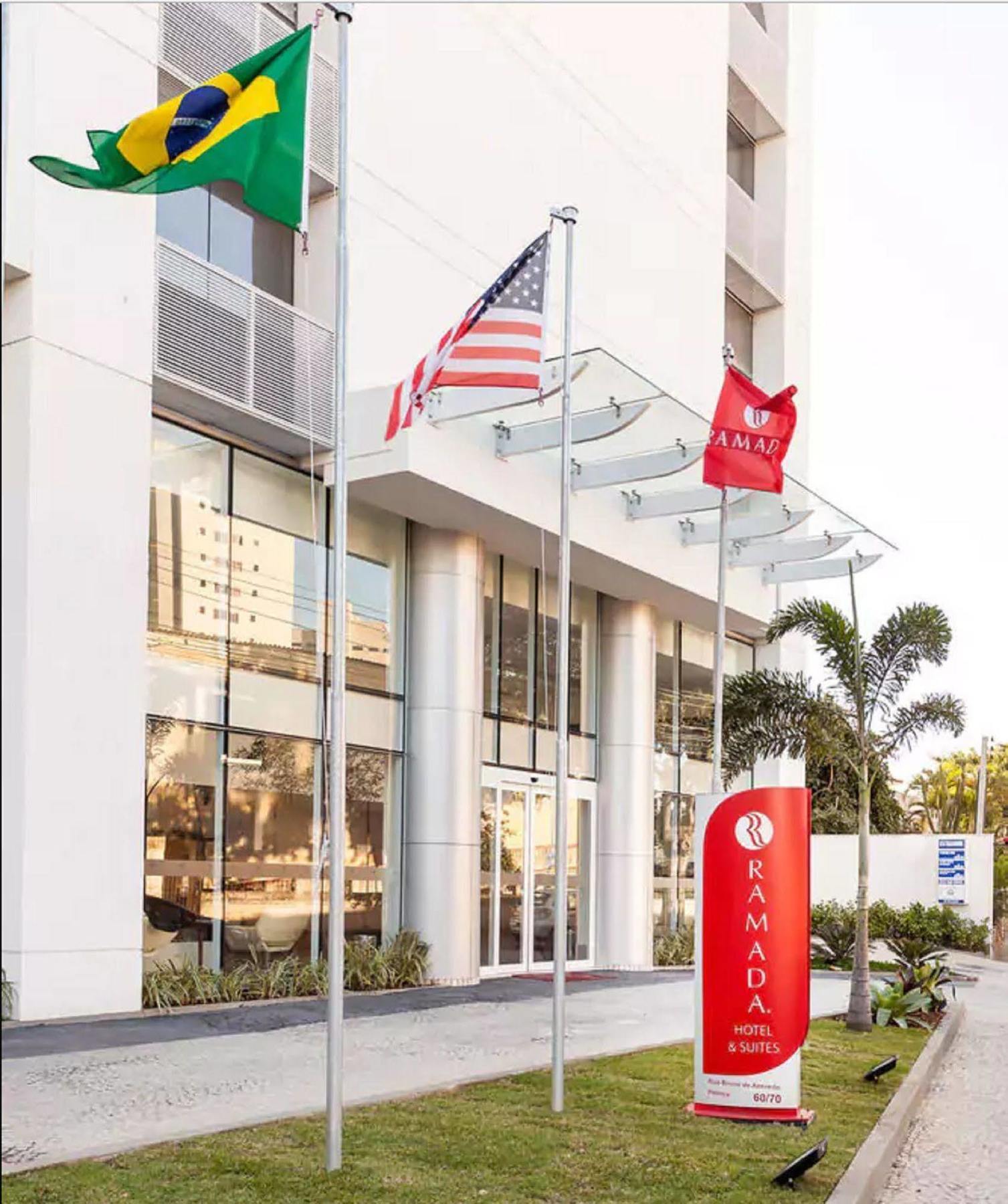 קמפוס Ramada Hotel & Suites Campos Pelinca מראה חיצוני תמונה